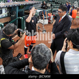 Houston, TX, USA. 10. Juni 2017. Houston Astros linker Feldspieler Norichika Aoki (3) spricht mit den Medien vor Beginn der MLB-Spiel zwischen den Los Angeles Angels und die Houston Astros im Minute Maid Park in Houston, Texas. John Glaser/CSM/Alamy Live-Nachrichten Stockfoto