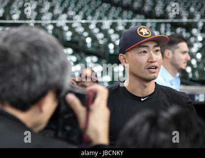 Houston, TX, USA. 10. Juni 2017. Houston Astros linker Feldspieler Norichika Aoki (3) spricht mit den Medien vor Beginn der MLB-Spiel zwischen den Los Angeles Angels und die Houston Astros im Minute Maid Park in Houston, Texas. John Glaser/CSM/Alamy Live-Nachrichten Stockfoto