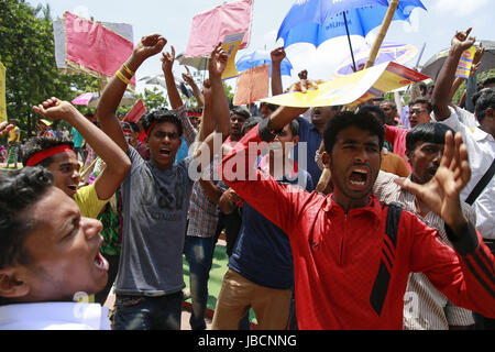 Dhaka, Bangladesch. 10. Juni 2017. Tabak-Arbeiter inszenieren Demonstration auf dem zentralen Shaheed Minar Gelände in der Hauptstadt protestieren erhöhte Steuer auf Tabakwaren in 2017-18 Haushalten, Dhaka, Bangladesch, 10. Juni 2017. Bildnachweis: Suvra Kanti Das/ZUMA Draht/Alamy Live-Nachrichten Stockfoto