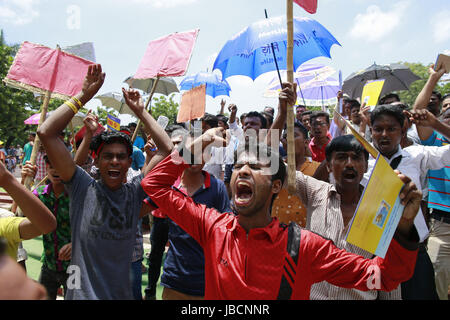 Dhaka, Bangladesch. 10. Juni 2017. Tabak-Arbeiter inszenieren Demonstration auf dem zentralen Shaheed Minar Gelände in der Hauptstadt protestieren erhöhte Steuer auf Tabakwaren in 2017-18 Haushalten, Dhaka, Bangladesch, 10. Juni 2017. Bildnachweis: Suvra Kanti Das/ZUMA Draht/Alamy Live-Nachrichten Stockfoto