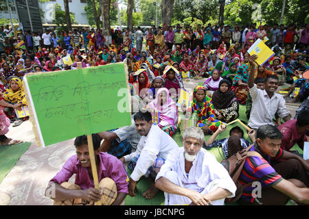 Dhaka, Bangladesch. 10. Juni 2017. Tabak-Arbeiter inszenieren Demonstration auf dem zentralen Shaheed Minar Gelände in der Hauptstadt protestieren erhöhte Steuer auf Tabakwaren in 2017-18 Haushalten, Dhaka, Bangladesch, 10. Juni 2017. Bildnachweis: Suvra Kanti Das/ZUMA Draht/Alamy Live-Nachrichten Stockfoto