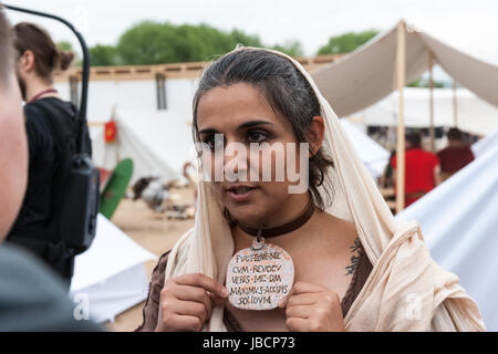 Moskau, Russland. 10. Juni 2017. International Times & Epochen Geschichte Reenactment Festival im Gange in Moskau. Etwa 6000 Reenactors aus der ganzen Welt nehmen an dieser 12 Tage lang Festival Teil. Sie repräsentieren viele Perioden der Geschichte aus der Zeit des antiken Griechenlands und Roms bis XX Jahrhundert auf mehr als 15 Festivals in der ganzen Stadt. Antike Rom Zeit Alltag Szenen werden Schlachten mit deutschen und Daker und andere Veranstaltungen in Kolomenskoje öffentlichen Park präsentiert. Schöne Frau, Lady, Matrona der Legio VII Gemina von Italien Team. Bildnachweis: Alex Bilder/Alamy Live-Nachrichten Stockfoto