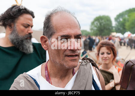 Moskau, Russland. 10. Juni 2017. International Times & Epochen Geschichte Reenactment Festival im Gange in Moskau. Etwa 6000 Reenactors aus der ganzen Welt nehmen an dieser 12 Tage lang Festival Teil. Sie repräsentieren viele Perioden der Geschichte aus der Zeit des antiken Griechenlands und Roms bis XX Jahrhundert auf mehr als 15 Festivals in der ganzen Stadt. Antiken Rom Zeit Alltag Szenen, Gladiatorenspiele, Schlachten mit deutschen und Daker und anderen Veranstaltungen präsentieren wir in Kolomenskoje öffentlichen Park. Unbekannter Mann von Legio VII Gemina von Italien Team. Bildnachweis: Alex Bilder/Alamy Live neu Stockfoto