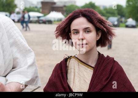 Moskau, Russland. 10. Juni 2017. International Times & Epochen Geschichte Reenactment Festival im Gange in Moskau. Etwa 6000 Reenactors aus der ganzen Welt nehmen an dieser 12 Tage lang Festival Teil. Sie repräsentieren viele Perioden der Geschichte aus der Zeit des antiken Griechenlands und Roms bis XX Jahrhundert auf mehr als 15 Festivals in der ganzen Stadt. Antiken Rom Zeit Alltag Szenen, Gladiatorenspiele, Schlachten mit deutschen und Daker und anderen Veranstaltungen präsentieren wir in Kolomenskoje öffentlichen Park. Schöne Jugend des römischen Reiches. Bildnachweis: Alex Bilder/Alamy Live-Nachrichten Stockfoto