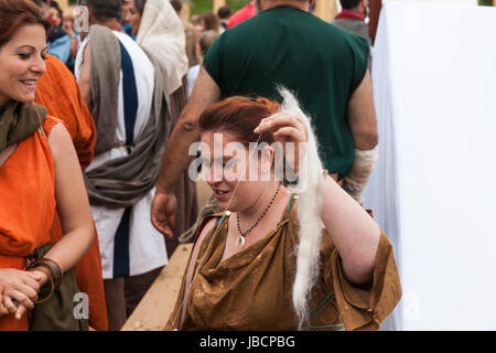 Moskau, Russland. 10. Juni 2017. International Times & Epochen Geschichte Reenactment Festival im Gange in Moskau. Etwa 6000 Reenactors aus der ganzen Welt nehmen an dieser 12 Tage lang Festival Teil. Sie repräsentieren viele Perioden der Geschichte aus der Zeit des antiken Griechenlands und Roms bis XX Jahrhundert auf mehr als 15 Festivals in der ganzen Stadt. Antike Rom Zeit Alltag Szenen werden Schlachten mit deutschen und Daker und andere Veranstaltungen in Kolomenskoje öffentlichen Park präsentiert. Schöne Frau, Lady, Matrona der Legio VII Gemina von Italien Team. Bildnachweis: Alex Bilder/Alamy Live-Nachrichten Stockfoto