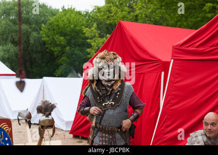 Moskau, Russland. 10. Juni 2017. International Times & Epochen Geschichte Reenactment Festival im Gange in Moskau. Etwa 6000 Reenactors aus der ganzen Welt nehmen an dieser 12 Tage lang Festival Teil. Sie repräsentieren viele Perioden der Geschichte aus der Zeit des antiken Griechenlands und Roms bis XX Jahrhundert auf mehr als 15 Festivals in der ganzen Stadt. Antiken Rom Zeit Alltag Szenen, Gladiatorenspiele, Schlachten mit deutschen und Daker und anderen Veranstaltungen präsentieren wir in Kolomenskoje öffentlichen Park. Römische Soldaten in Rüstung in Militärlager. Bildnachweis: Alex Bilder/Alamy Live-Nachrichten Stockfoto