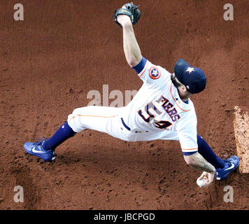 Houston, TX, USA. 10. Juni 2017. Houston Astros Start Krug Mike Fiers (54) erwärmt sich in der Bullpen vor Beginn der MLB-Spiel zwischen den Los Angeles Angels und die Houston Astros im Minute Maid Park in Houston, Texas. John Glaser/CSM/Alamy Live-Nachrichten Stockfoto