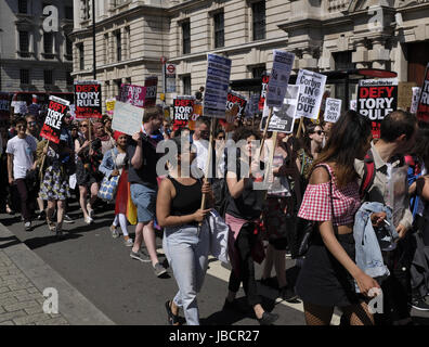 Demonstranten auf der Whitehall Street. Demonstranten auf den Straßen von London, protestieren die Tory-Regierung und Ministerpräsident Theresa May. Stockfoto