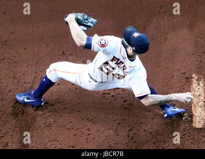 Houston, TX, USA. 10. Juni 2017. Houston Astros Start Krug Mike Fiers (54) erwärmt sich in der Bullpen vor Beginn der MLB-Spiel zwischen den Los Angeles Angels und die Houston Astros im Minute Maid Park in Houston, Texas. John Glaser/CSM/Alamy Live-Nachrichten Stockfoto