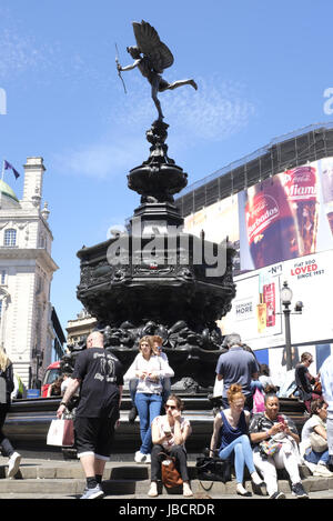 Entspannen am Shaftesbury-Gedenkbrunnen am Piccadilly Circus Stockfoto