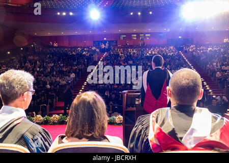 Kairo, Ägypten, 10. Juli 2017 David Miliband empfängt eine Ehrendoktorwürde für Humane Literatur und gibt Diplom Abschlussfeier an der amerikanischen Universität in Kairo. © B.O'Kane/Alamy-Live-Nachrichten Stockfoto