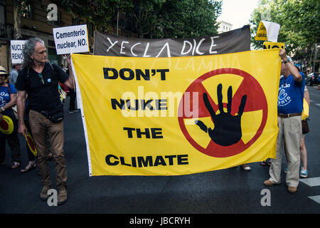 Madrid, Spanien. 10. Juni 2017. Menschen aus ganz Spanien und Portugal protestieren gegen Atomkraft Pflanzen fordern ihre Schließung in Madrid, Spanien. Bildnachweis: Marcos del Mazo/Alamy Live-Nachrichten Stockfoto