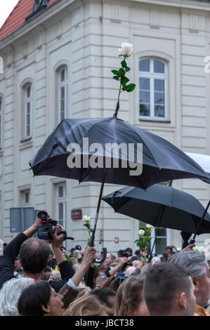 Warschau, Polen - 10. Juni 2017: Die regierungsfeindlichen Demonstranten erheben sich während des 86. Jahrestags des Smolensk-Absturzes im April 2010 in Weiß. Stockfoto