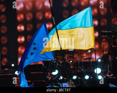 Kiew, Ukraine. 10 Juni, 2017. EU und Ukraine Flags auf europäischer Platz in Kiew während Konzert abbrechen EU-Visum für einen kurzfristigen Aufenthalt für Bürger der Ukraine Credit: Dmytro Aliokhin/Alamy Leben Nachrichten gewidmet Stockfoto