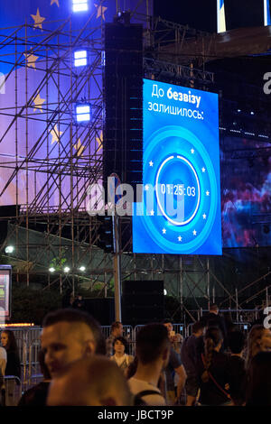 Kiew, Ukraine. 10. Juni 2017. Countdown-Bildschirm am Europaplatz in Kiew während Konzert gewidmet Abbruch EU Kurzzeitvisum Anforderungen für ukrainische Bürger Credit: Dmytro Aliokhin/Alamy Live News Stockfoto