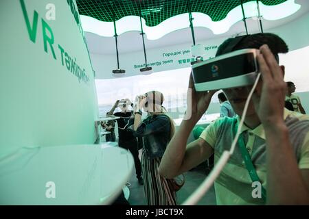 Astana, Kasachstan. 10. Juni 2017. Besucher versuchen VR-Headsets bei 'A chinesische Weisheit und Praxis' Sektion im China-Pavillon der Weltausstellung 2017 in Astana, Kasachstan, am 10. Juni 2017. Der China-Pavillon an der Weltausstellung 2017 eröffnet am Samstag in der kasachischen Hauptstadt Astana, die highlights Chinas Erfolge in der Entwicklung, Nutzung und neuen Energie zu schützen. Bildnachweis: Wu Zhuang/Xinhua/Alamy Live-Nachrichten Stockfoto