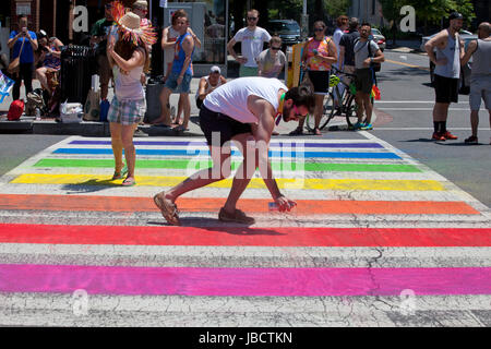 Washington, DC, USA. 10. Juni 2017. Washington DC-LGBT-Gemeinschaft feiern 'DC Pride"im Stadtteil Dupont Circle.   Bildnachweis: B Christopher/Alamy Live-Nachrichten Stockfoto