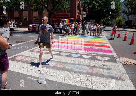 Washington, DC, USA. 10. Juni 2017. Washington DC-LGBT-Gemeinschaft feiern 'DC Pride"im Stadtteil Dupont Circle.   Bildnachweis: B Christopher/Alamy Live-Nachrichten Stockfoto