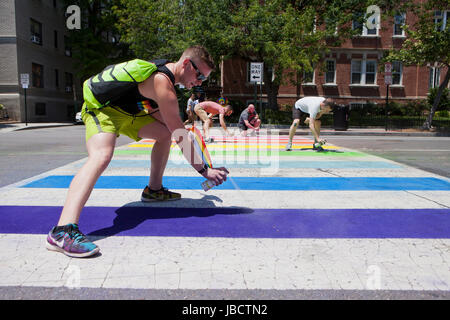 Washington, DC, USA. 10. Juni 2017. Washington DC-LGBT-Gemeinschaft feiern 'DC Pride"im Stadtteil Dupont Circle.   Bildnachweis: B Christopher/Alamy Live-Nachrichten Stockfoto