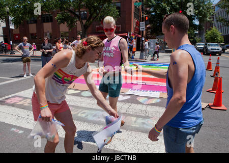 Washington, DC, USA. 10. Juni 2017. Washington DC-LGBT-Gemeinschaft feiern 'DC Pride"im Stadtteil Dupont Circle.   Bildnachweis: B Christopher/Alamy Live-Nachrichten Stockfoto