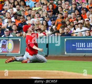 Houston, TX, USA. 10. Juni 2017. Los Angeles Angels erster Basisspieler C.J. Cron (24) Folie fängt einen Foul Ball aus die Fledermaus der Houston Astros Center Fielder George Springer (4) im achten Inning während der MLB-Spiel zwischen den Los Angeles Angels und der Houston Astros im Minute Maid Park in Houston, Texas. John Glaser/CSM/Alamy Live-Nachrichten Stockfoto