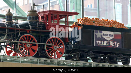 Houston, TX, USA. 10. Juni 2017. Die Houston Astros trainieren Dirigent jubelt über sein Team im neunten Inning während der MLB-Spiel zwischen den Los Angeles Angels und die Houston Astros im Minute Maid Park in Houston, Texas. John Glaser/CSM/Alamy Live-Nachrichten Stockfoto