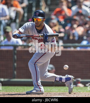 San Francisco, Kalifornien, USA. 10. Juni 2017. Minnesota Twins linker Feldspieler Eddie Rosario (20) Wimpel in der Spitze des neunten Inning während einer MLB Baseball-Spiel zwischen den Minnesota Twins und die San Francisco Giants auf Autismus Awareness Day im AT&T Park in San Francisco, Kalifornien. Valerie Shoaps/CSM/Alamy Live-Nachrichten Stockfoto