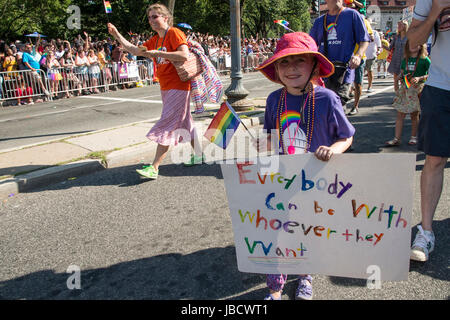 Washington, DC, USA. 10. Juni 2017.  Die jährliche Washington DC Pride Parade vorgestellten Edie Windsor, die Frau, die erfolgreich die Defense of Marriage Act, sowie hin-und Herbewegungen und feiert sein LGBT Personen gekämpft. Bildnachweis: Patsy Lynch/Alamy Live-Nachrichten Stockfoto