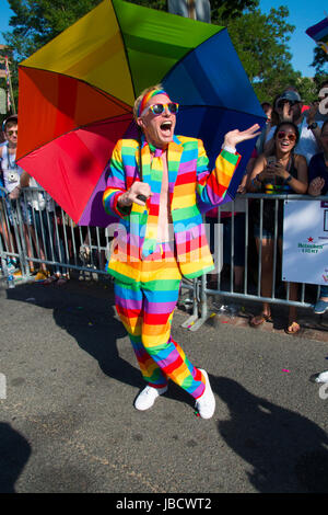 Washington, DC, USA. 10. Juni 2017.  Die jährliche Washington DC Pride Parade vorgestellten Edie Windsor, die Frau, die erfolgreich die Defense of Marriage Act, sowie hin-und Herbewegungen und feiert sein LGBT Personen gekämpft. Bildnachweis: Patsy Lynch/Alamy Live-Nachrichten Stockfoto
