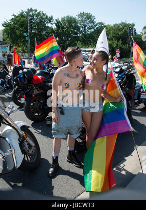 Washington, DC, USA. 10. Juni 2017.  Die jährliche Washington DC Pride Parade vorgestellten Edie Windsor, die Frau, die erfolgreich die Defense of Marriage Act, sowie hin-und Herbewegungen und feiert sein LGBT Personen gekämpft. Bildnachweis: Patsy Lynch/Alamy Live-Nachrichten Stockfoto
