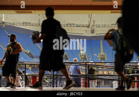 St. Petersburg, Florida, USA. 10. Juni 2017. CHRIS URSO | Times.Tampa Twins Fans finden ihren Weg in Tropicana Field nur vor den Strahlen ersten Spiel von einem Doppel-Header gegen die Oakland A's Samstag, 10. Juni 2017 in St. Petersburg. Bildnachweis: Chris Urso/Tampa Bay Times / ZUMA Draht/Alamy Live News Stockfoto