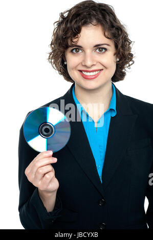 Fröhliche junge executive anzeigen Daten-CD mit der Kamera. Stockfoto