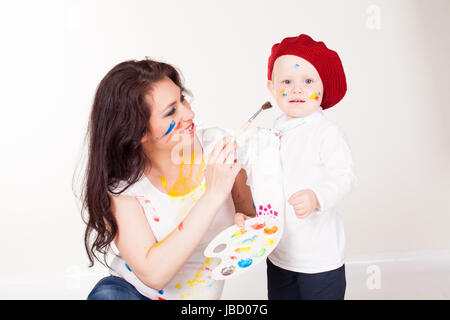 Mutter und Kind malt als malte Stockfoto