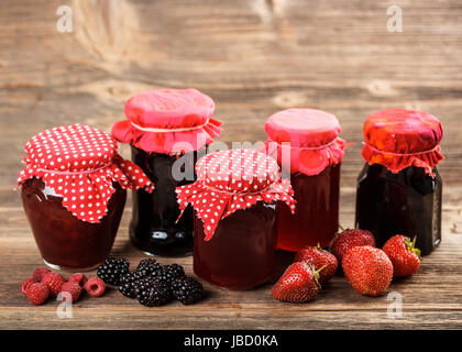 Glas hausgemachter Marmelade aus sortierten Beerenfrucht Stockfoto