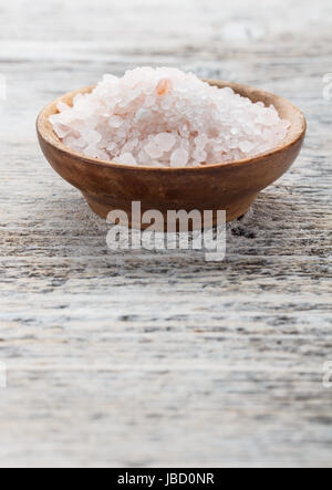 Rosa Salz aus dem Himalaya in Holzschale Stockfoto