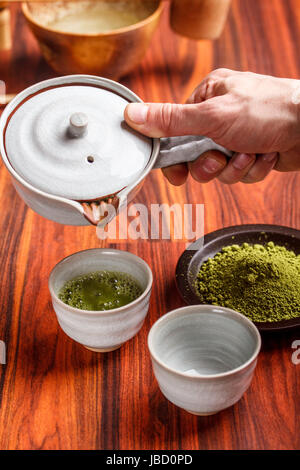 Matcha servieren Tee in einer Keramikschale Stockfoto