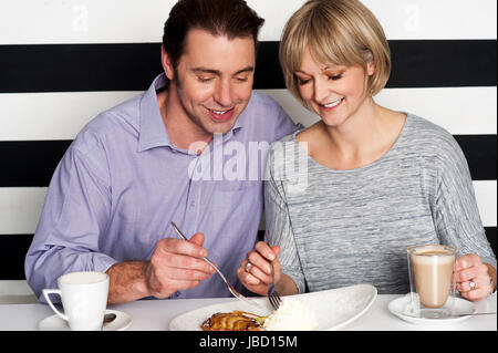 Schöne mittleren gealterten paar Kaffeegenuss und versuchen, neue Küche Stockfoto