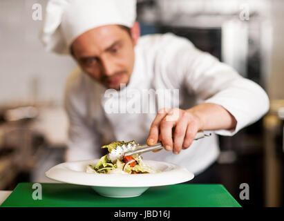 Salat ist servierbereit. Koch Ding letzte zweite Dekoration Stockfoto