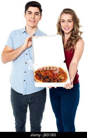 Junges Paar mit einem Medium sized leckere Pizza für Sie. Stockfoto