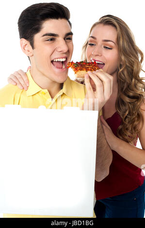 Hungrige junge Paar genießt ein Stück Pizza. Stockfoto