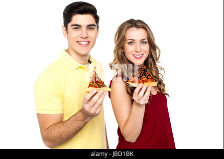 Jungen und Mädchen hält Stück leckere Pizza. Stockfoto