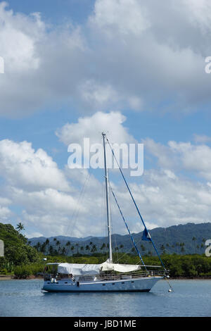 Segelboot im Hafen von Savusavu, Vanua Levu Insel, Fidschi, South Pacific Stockfoto