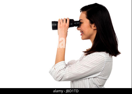 Junge Geschäftsfrau, die ein Auge auf Team aus Distanz Stockfoto