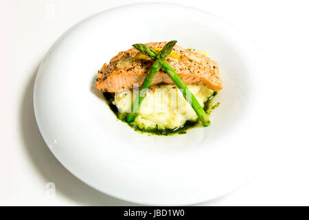 Salat-Mix mit Birnen, gegrillter Spargel. Käse hinzugefügt Stockfoto