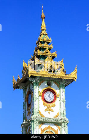 Schließen Sie die Ansicht der Uhrturm am Mahamuni Pagode in Mandalay, Myanmar Komplex. Mahamuni Pagode ist ein buddhistischer Tempel und bedeutender Wallfahrtsort in Myanmar. Stockfoto
