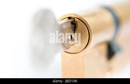 Detail der Schlüssel und Stecker - gesperrt - Zylinderschloss - hinter Schloss und Riegel - Gefühl der Sicherheit Stockfoto