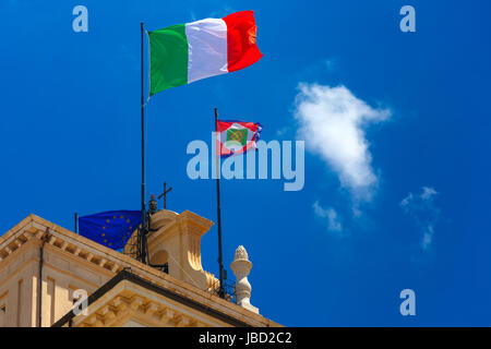 Italienische Flagge und Presidential Wimpel, Rom, Italien Stockfoto