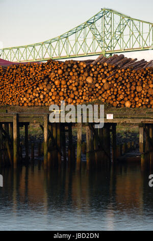 Regen beginnt unter der Brücke in Astoroa fallen Stockfoto