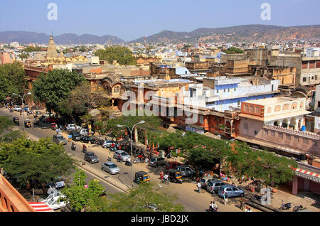 Jaipur Stadt gesehen von Hawa Mahal, Rajasthan, Indien. Jaipur ist die Hauptstadt und größte Stadt von Rajasthan. Stockfoto