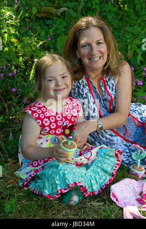 Down Syndrom Modell, Natty (Natalie) goleniowska mit ihrer Mutter Hayley. Stockfoto